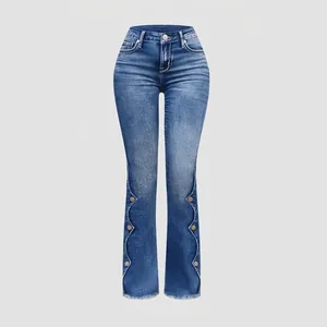 Jean bleu délavé à taille haute, coupe ajustée, bordure festonnée et boutons dorés.