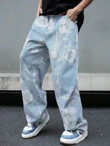 Dettaglio dei jeans da uomo a gamba dritta con stampa floreale a rose grandi e vestibilità ampia