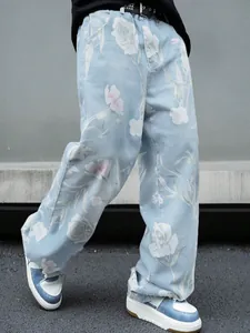 Jeans da uomo in denim celeste a gamba larga con stampa floreale a rose e vestibilità ampia