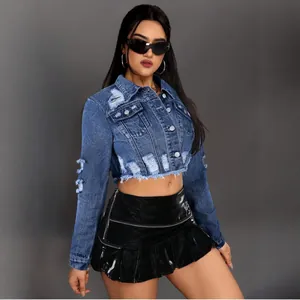 Veste en jean courte et usée pour femme au style mode urbaine haute couture.