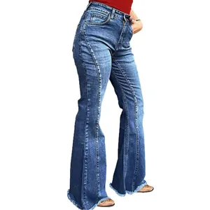 Vintage-Schlagjeans für Damen mit Patchwork-Nähten, hoher Taille und offenem Saum.