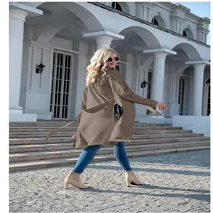 Κομψό μακρύ χακί αντηλιακό παλτό για γυναίκες σε περιβάλλον καθημερινού στυλ