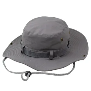 Vista detallada de un sombrero Boonie gris para exteriores con barbijo ajustable y ala.