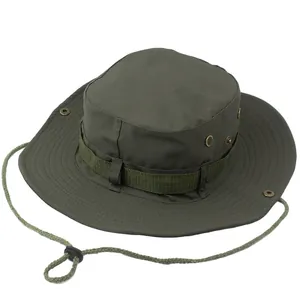 Detalle de sombrero boonie verde militar duradero con ala ancha y correa ajustable