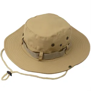 Detalle de un sombrero boonie caqui con barbijo ajustable y orificios de ventilación
