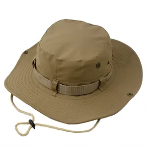Vista detallada de un sombrero boonie caqui con barbijo ajustable para actividades al aire libre.