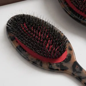 Primer plano de cepillo de pelo de acetato de carey con cerdas de jabalí