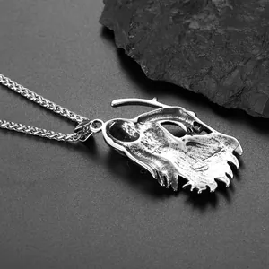 Detailansicht der Edelstahl-Halskette mit Sensenmann- und Totenkopf-Anhänger