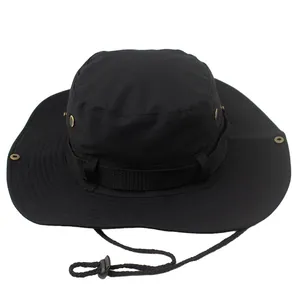 Primer plano de sombrero boonie negro de ala ancha con barbiquejo ajustable para exteriores.