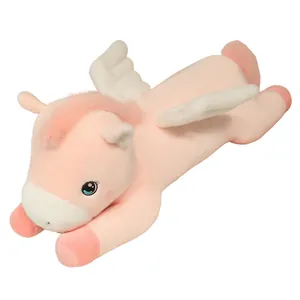 Suave y lindo peluche rosa de Pegaso volador en una cómoda posición tumbada para niñas