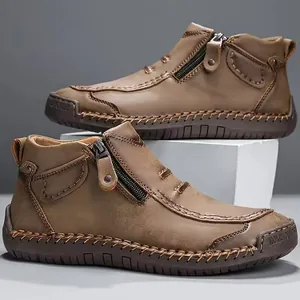 Vista detallada de botas de cuero marrón hechas a mano para hombre con cremallera