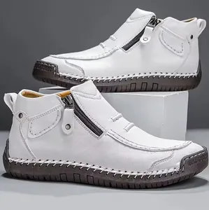 Detalle de zapatos casuales blancos altos para hombre con cremallera lateral y costura manual