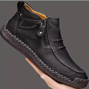 Vista lateral de botas casuales de cuero negro para hombre con cremallera y costura