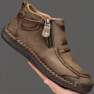 Detalle de zapatos casuales altos de cuero marrón para hombre con cremallera lateral.