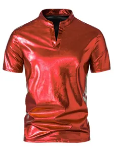 Detailansicht des leuchtend roten Metallic-Stoffs auf dem modischen Henley-Herren-T-Shirt