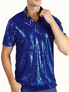 Dettaglio di paillettes blu reale scintillanti su una polo da discoteca retro da uomo