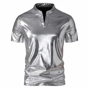 Nahaufnahme der glänzenden metallischen Stoffstruktur und des Henley-Kragens am Shirt.