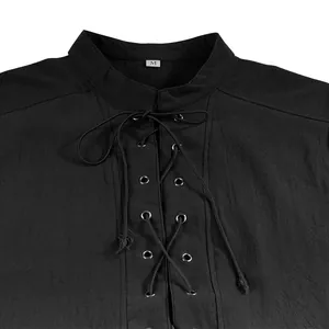 Dettaglio di camicia medievale nera con lacci, colletto alla coreana e occhielli