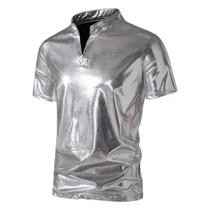 Detailansicht eines glänzenden silbernen Herren-T-Shirts mit modischem V-Ausschnitt.