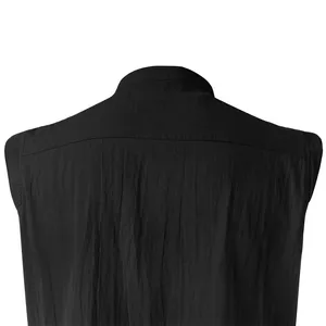 Vista dettagliata del colletto di una camicia rinascimentale nera senza maniche