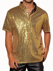 Primo piano di una polo disco da uomo con paillettes dorate e brillanti per feste rétro