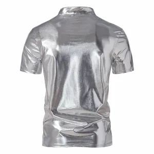 Rückansicht eines silbernen, glänzenden Herren-Poloshirts für den Clubwear-Look