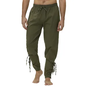 Vista detallada de pantalones renacentistas verde oliva con cordones en tobillos