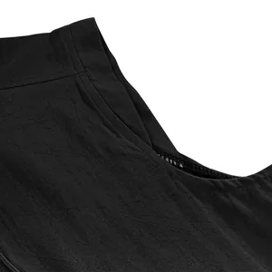 Primo piano che mostra la trama resistente del lino di una camicia smanicata rinascimentale nera