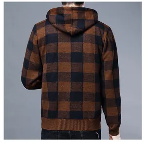 Vue arrière d'un cardigan à capuche épais pour hommes avec motif à carreaux marron et noir.
