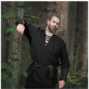 Dettaglio del set camicia da pirata medievale da uomo con cintura in pelle nera