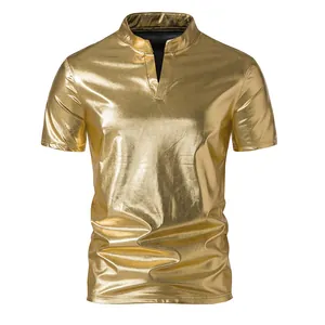 Vorderansicht von glänzendem goldfarbenem Henley-T-Shirt für Herren aus Metall