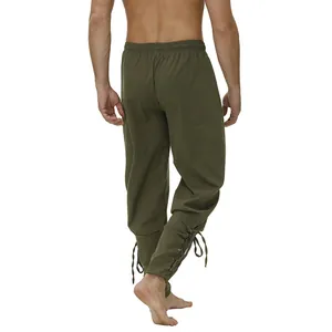 Vista trasera de pantalones estilo renacentista medieval con cordones en los tobillos