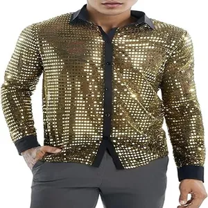 Detalle de camisa dorada de lentejuelas de manga larga para fiesta disco de 70s