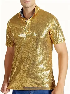 Primo piano della texture con paillettes dorate lucide su polo disco vintage da uomo