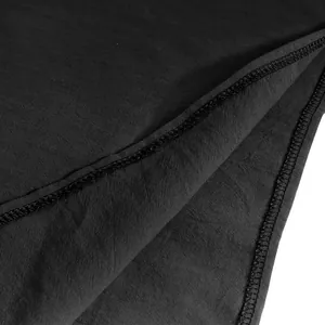 Vista macro dettagliata della trama del tessuto e delle cuciture della camicia nera medievale