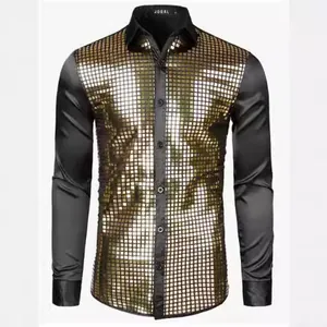 Camisa de manga larga para hombre con un diseño de lentejuelas doradas y cuello negro elegante