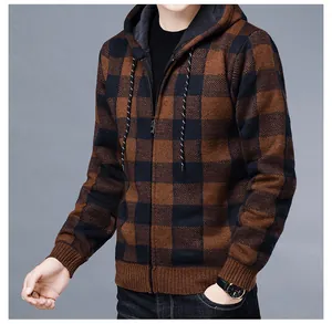 Détail d'un cardigan à capuche pour homme, à carreaux marron et noir, avec fermeture éclair.