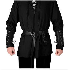 Dettaglio di camicia medievale da pirata con cintura nera e parabraccia in pelle