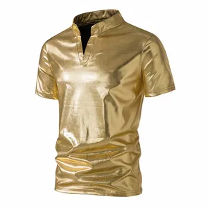 Herren T-Shirt in Metallic-Gold mit Kurzarm, Henley-Kragen und glänzendem Finish-Effekt.
