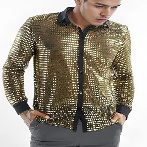 Detalle de camisa de manga larga con lentejuelas doradas para fiesta disco