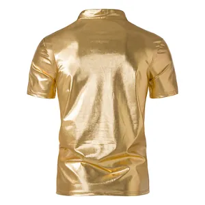 Rückansicht von golden glänzendem kurzärmeligem Polo-Shirt für Herren Mode Nachtclub-Stil