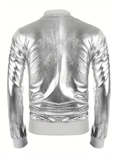 Vista trasera de una chaqueta varsity de fiesta disco plateada brillante para hombre