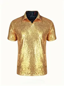 Vista dettagliata di una polo con paillettes dorate lucide in stile disco retrò e metallico