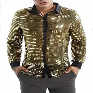 Detalle de una camisa de lentejuelas doradas para hombre para fiestas disco de los 70.