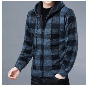 Détail d'un cardigan à capuche à carreaux bleu pour homme avec doublure polaire