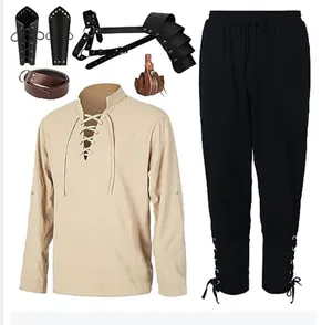 Completo medievale maschile del Rinascimento con camicia beige e pantaloni neri con lacci