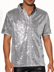 Vista dettagliata delle paillettes argento su una polo da uomo in stile disco