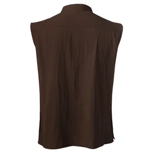 Dettaglio del retro di una camicia medievale senza maniche marrone in cotone grezzo