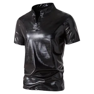 Nahaufnahme eines glänzenden schwarzen Metallic-Henley-Poloshirts für Herren Mode