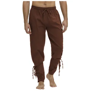 Detalle de los pantalones medievales renacentistas marrones con cordones steampunk